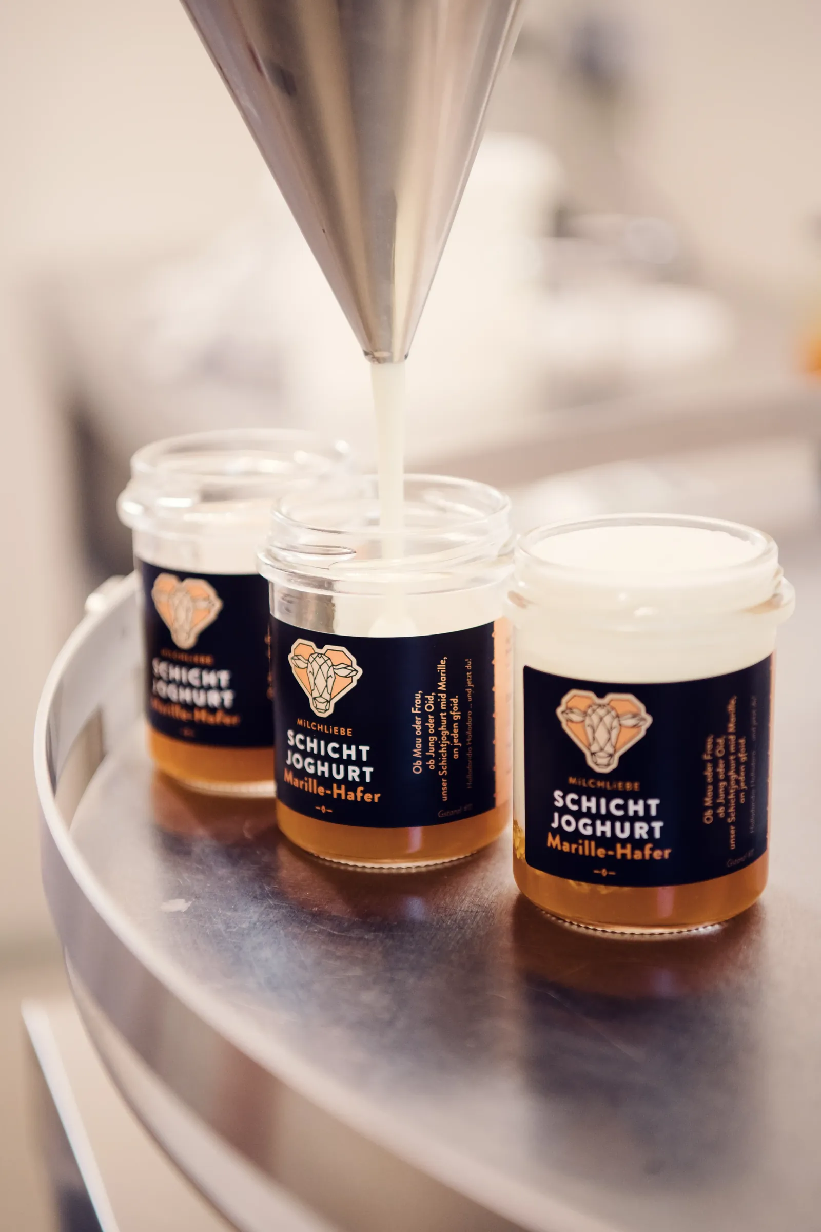 Schichtjoghurt wird in Gläser abgefüllt