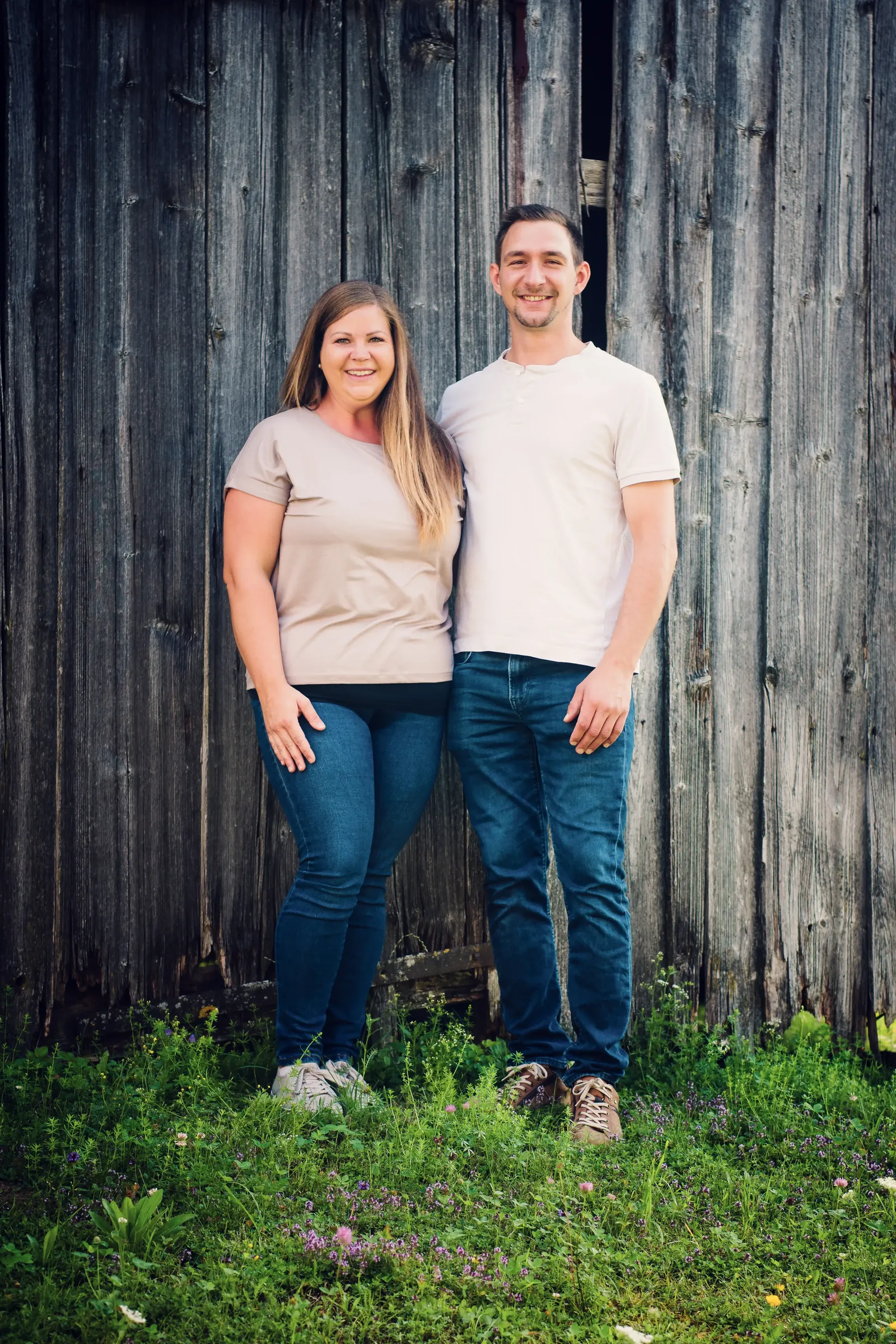Helen und Philipp Brandstetter vor der Holzwand ihrer Scheune
